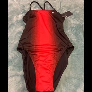 NWT! Nike Mujer Swim Suit